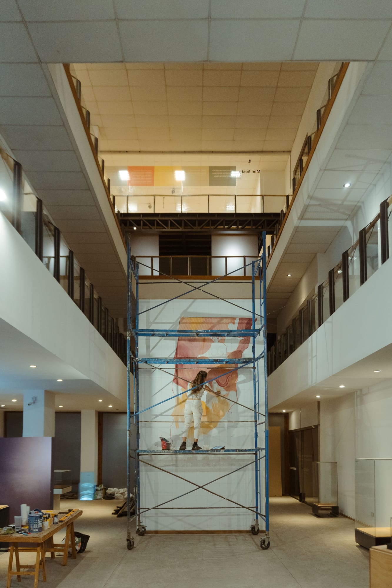 Vom Gerüstbauer aufgebautes fahrbares Raumgerüst in einem Gebäudeatrium