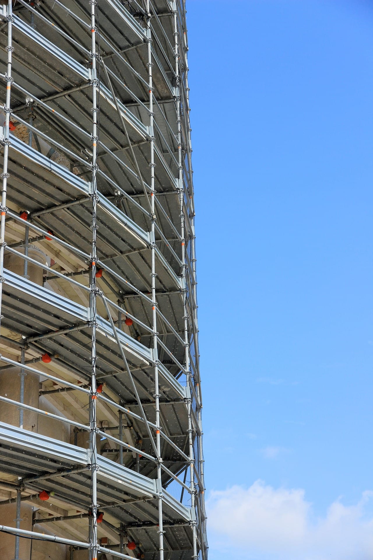 Vom Gerüstbauer vollständig eingerüstetes Gebäude vor blauem Himmel