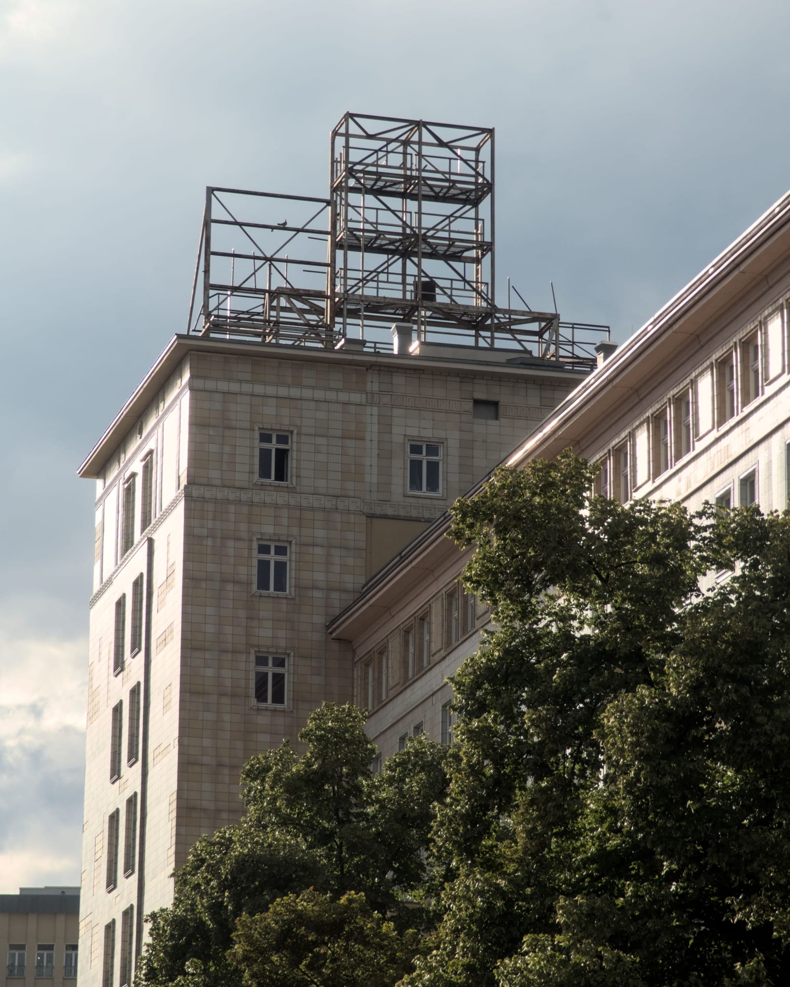Vom Gerüstbauer geplante freistehende Sonderkonstruktion auf einem Flachdach