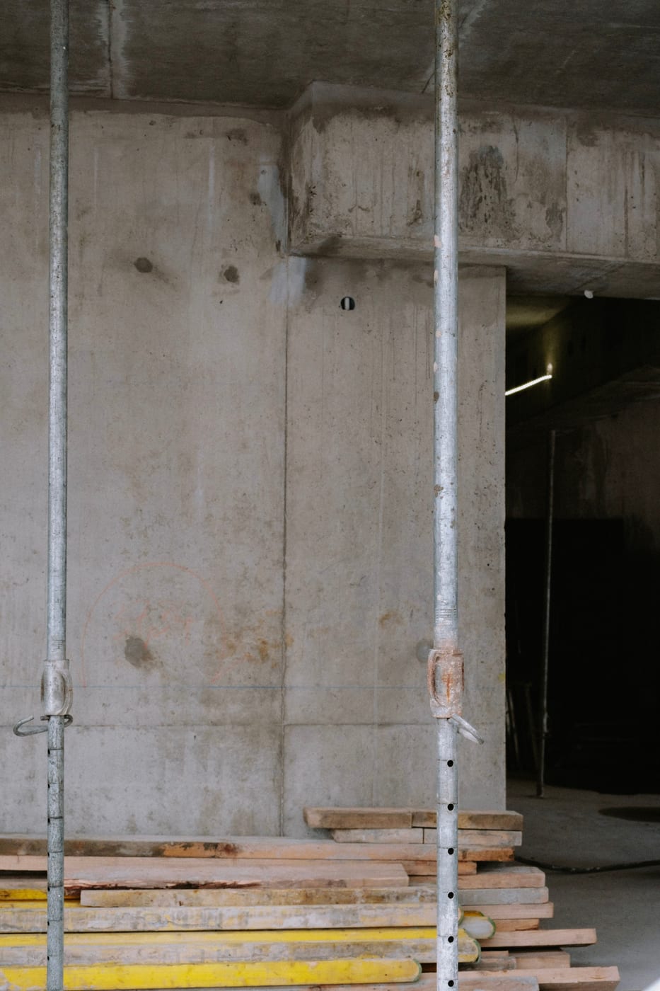 Vom Gerüstbauer gestelltes Traggerüst aus Deckenstützen und Schalungsträgern in einem Rohbau